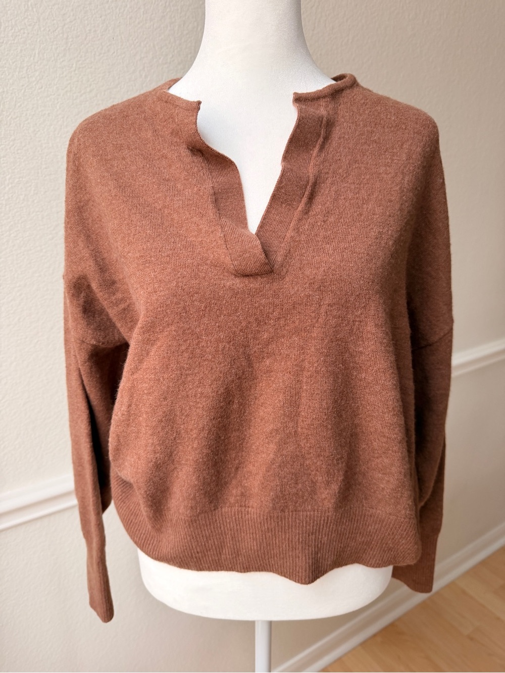 Nicole Miller 100% Extra Fine Merino Wool Split Neck Sweater XL Camel‎ Brown